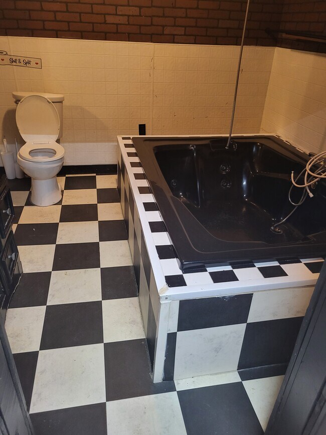 garden tub - 8636 Gina Ln