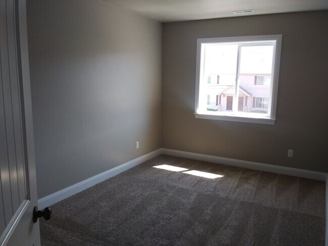 Building Photo - Newer town home living in the heart of Cedar City!