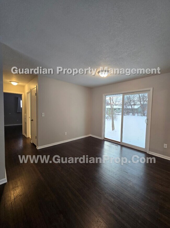 Foto del edificio - Available now! House with LVP flooring and new carpet, bonus office room, Walk Out Patio, fenced ...