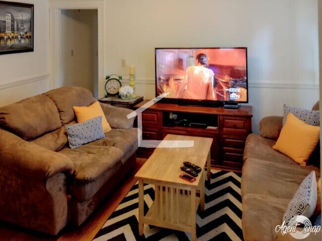 Building Photo - Great 2 Bed Steps from the Green Line Available 6/1/26