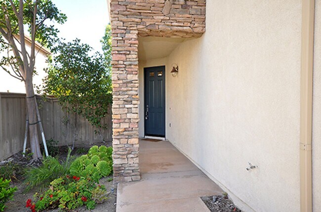 Building Photo - Spacious 5 Bedroom Family Home in Rancho del Oro!