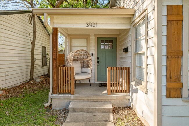 Foto del edificio - 3921 Maple Ave