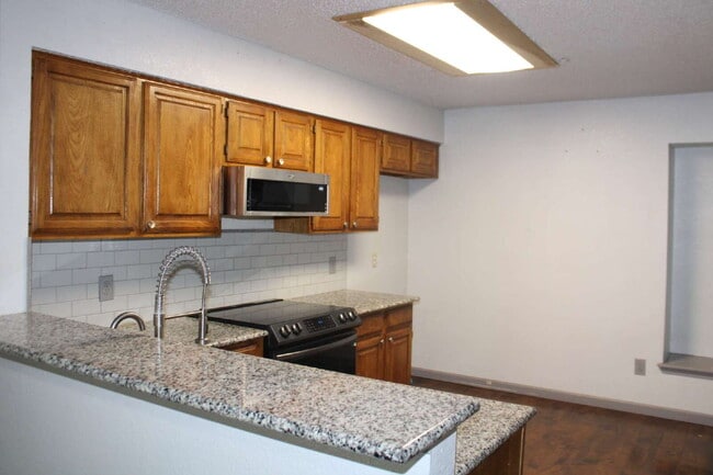 Building Photo - 915 W Lovers Ln