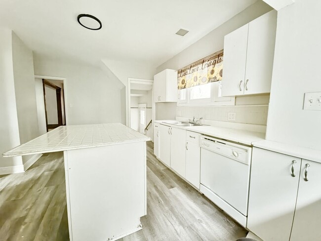 Building Photo - Beautiful Large family home