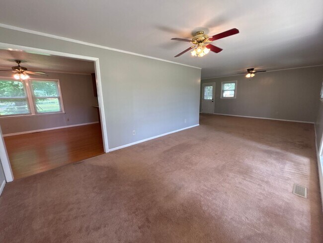 Foto del edificio - Spacious Brick Ranch Home with a Large Yard!