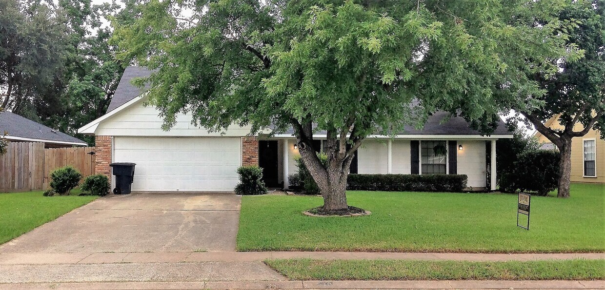 Primary Photo - ** 3/2 IN NEW GREENACRES PLACE **