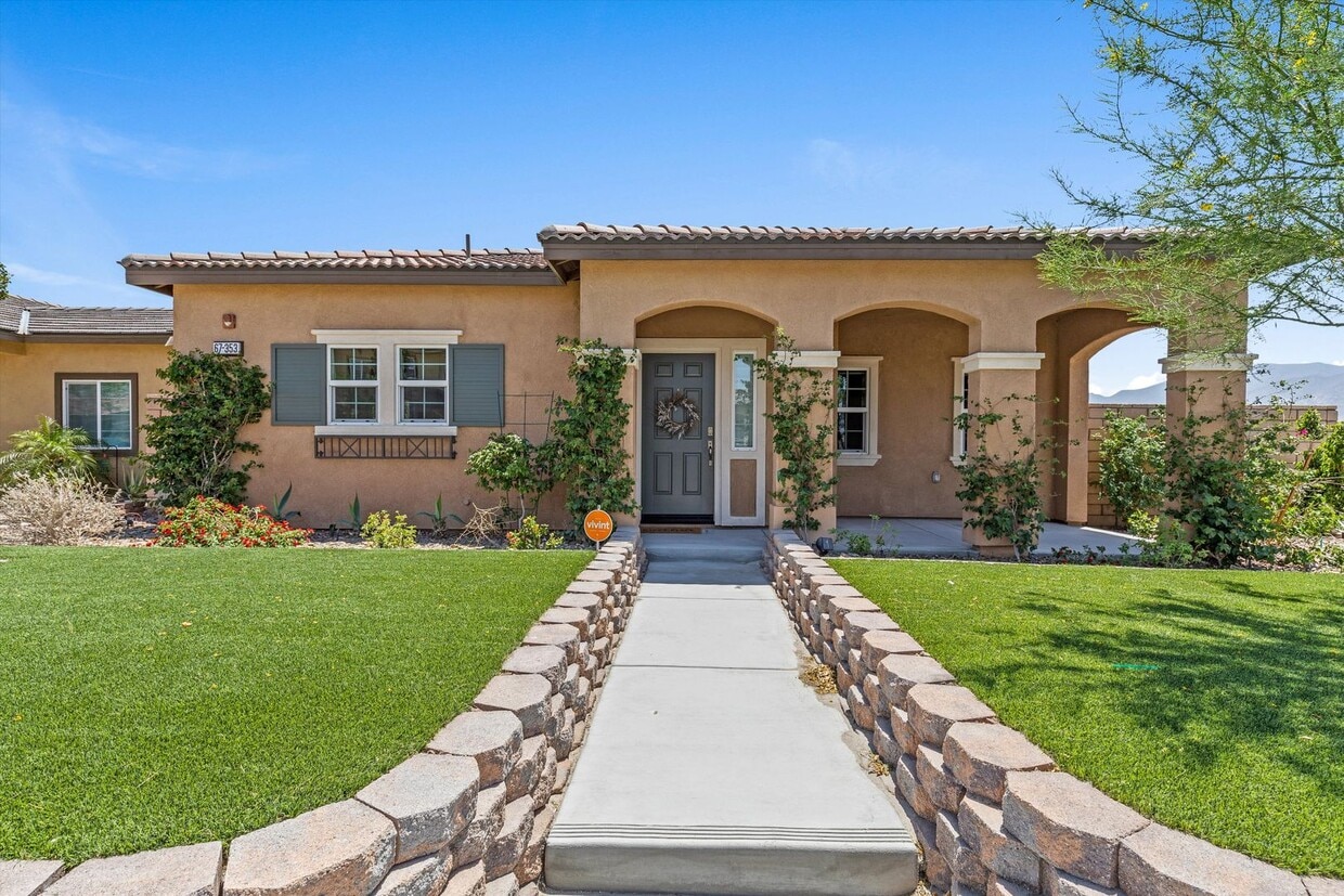 Foto principal - Elegant Corner-Lot Home in the Verano Comm...