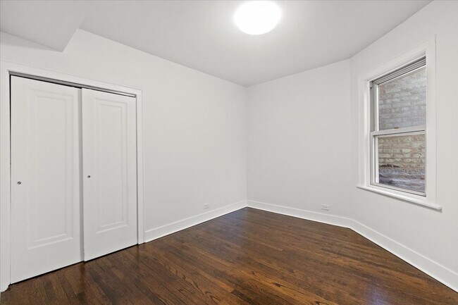 Foto del edificio - 5742 N Milwaukee Ave