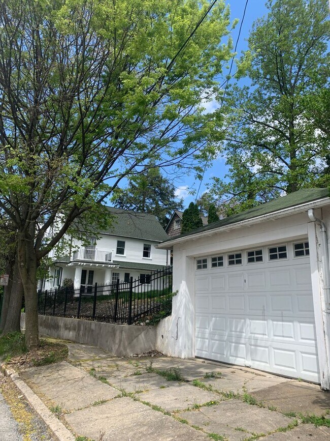 Building Photo - 4 Bedroom Colonial on the Avenues- Large y...