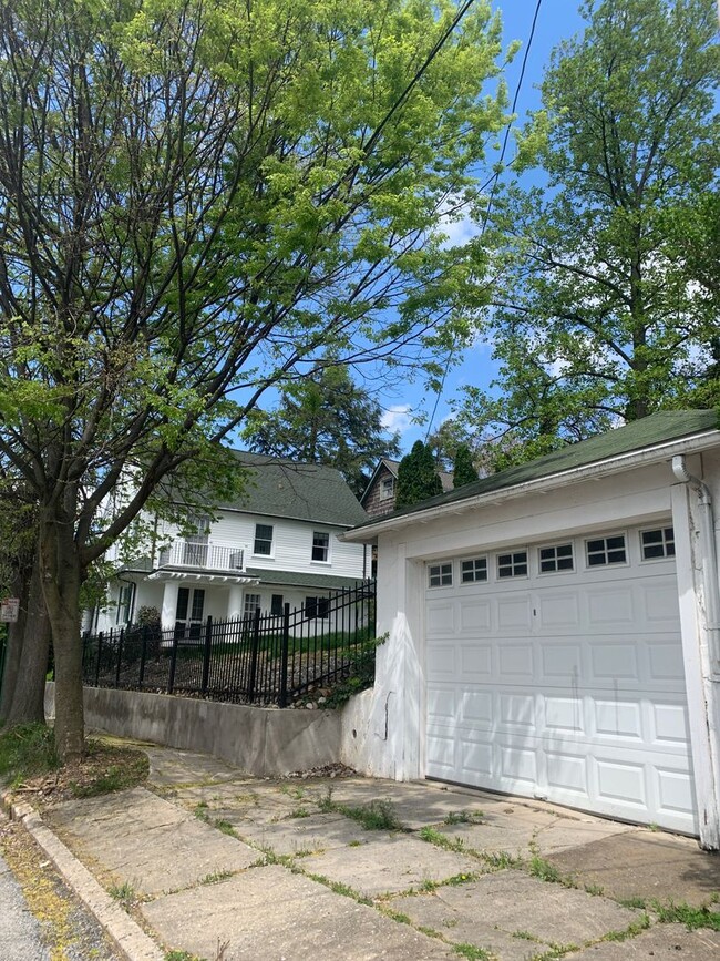 Building Photo - Well Maintained Colonial on the Avenues- L...