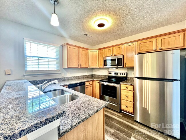 Foto del edificio - 6033 Briggs Dr
