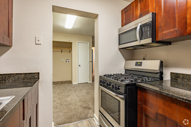 2BR, 1BA - 950SF - Spivey Crossing Apartments