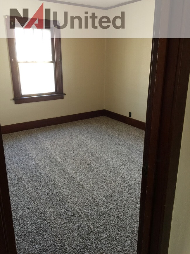 Building Photo - 2 bedroom 1 bath, fenced yard, house for r...