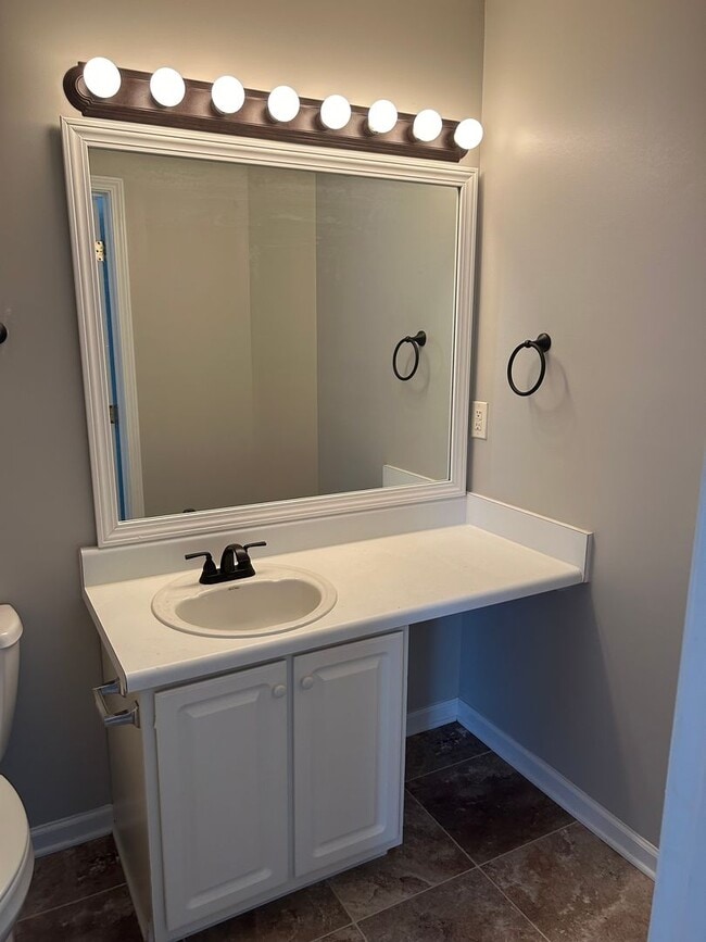 Building Photo - Greenville, 2BD/2.5BA, 1280SF