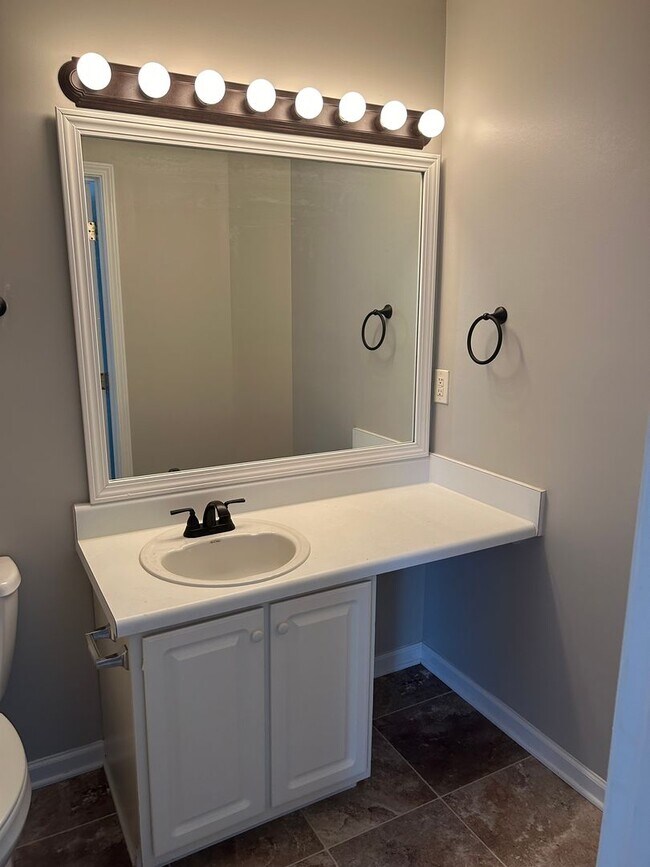 Foto del edificio - Greenville, 2BD/2.5BA, 1280SF