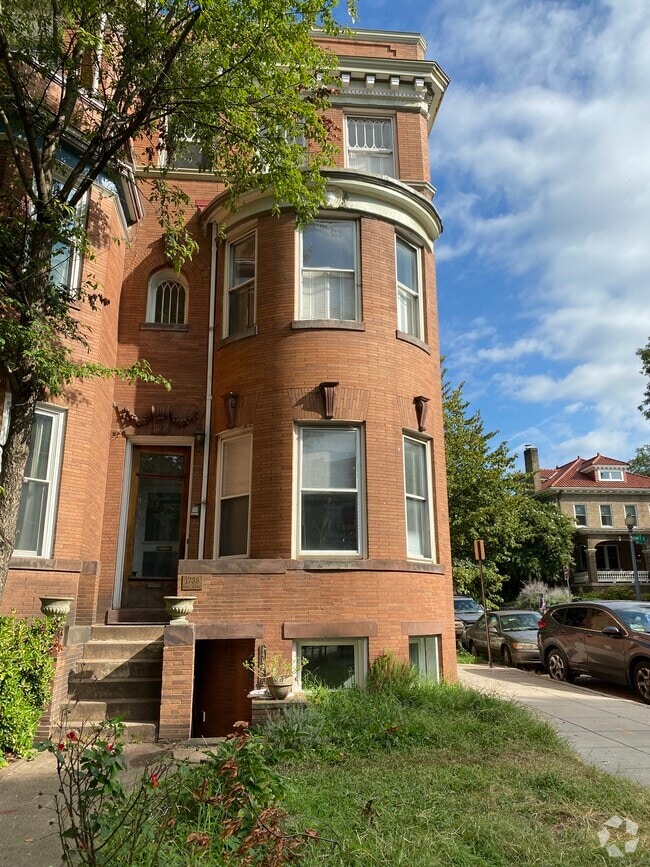 Building Photo - 1735 Park Rd NW