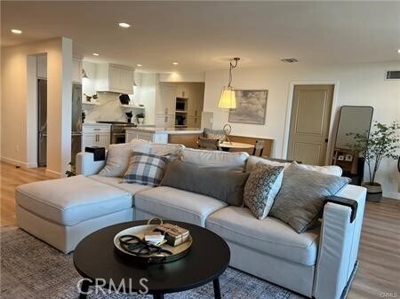 Foto del edificio - 723 Palisades Beach Rd