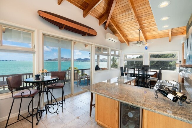 Foto del edificio - Beautiful 4 bedroom, 3.5 bath waterfront single family property on Kaneohe Bay.