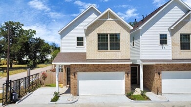 Building Photo - 305 Queen Sude Ln