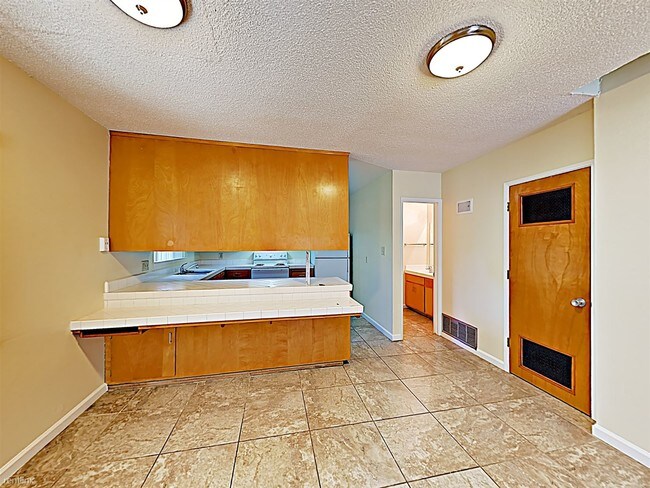 Building Photo - 5994 Lake Crest Way