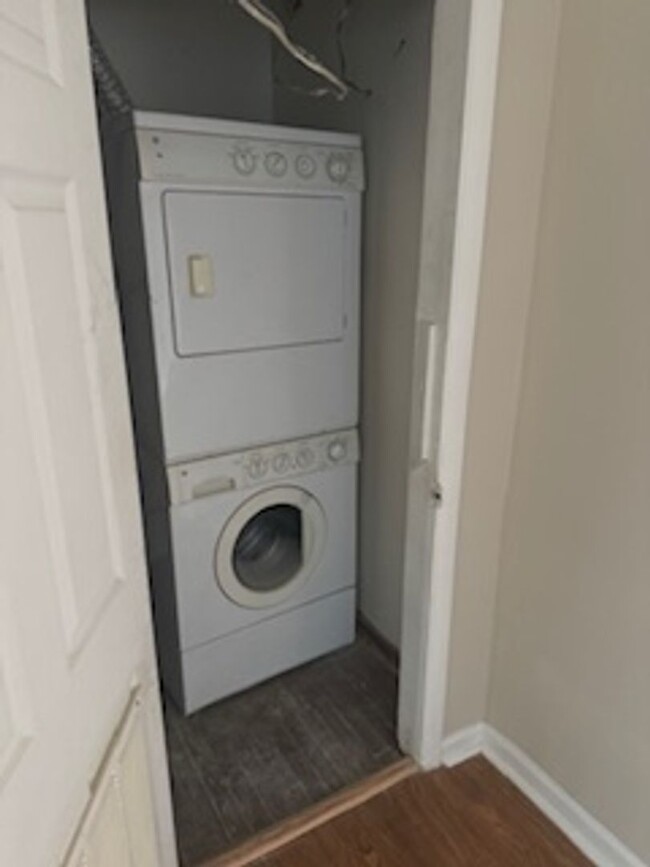 Building Photo - Beautiful Row Home for You! Washer/Dryer I...