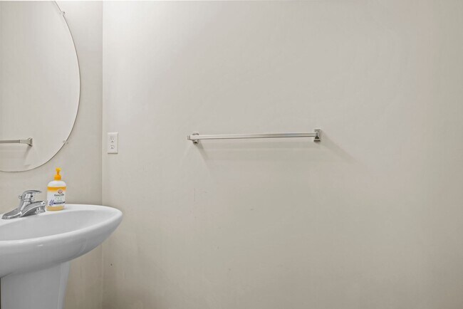 Building Photo - Beautifully Maintained 3-Bedroom Townhome with Bonus Room in Desirable Community