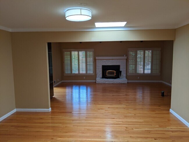 Foto del edificio - EMERALD HILLS - Premium updates thoughout including park like back yard