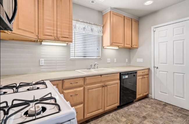 Foto del edificio - 1553 Bessie Ave