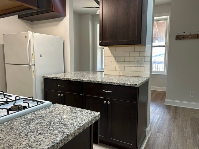 Foto del edificio - 137 S Batavia Ave