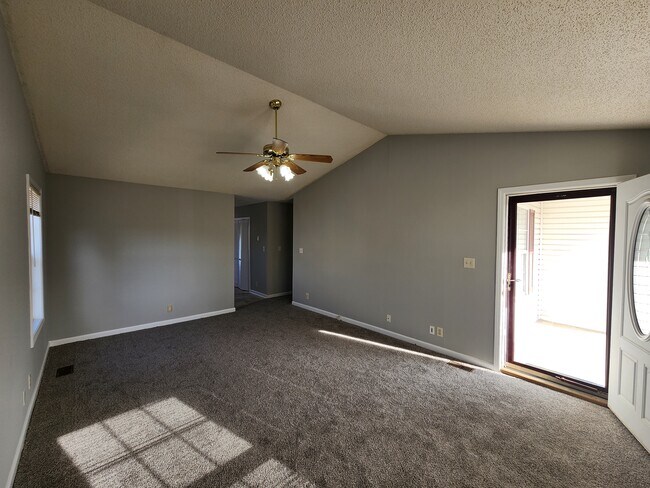 Building Photo - 304 Pioneer Dr