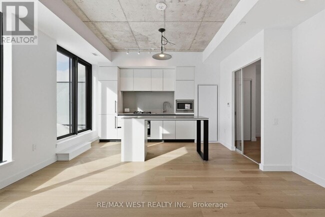 Building Photo - 1720 Bayview Ave