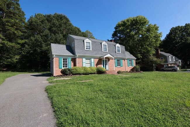 Building Photo - Incredible 2 story in West End with huge w...