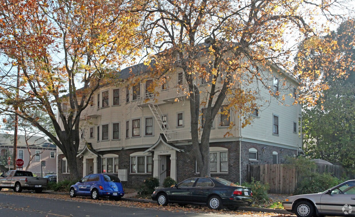 Primary Photo - 728 E St