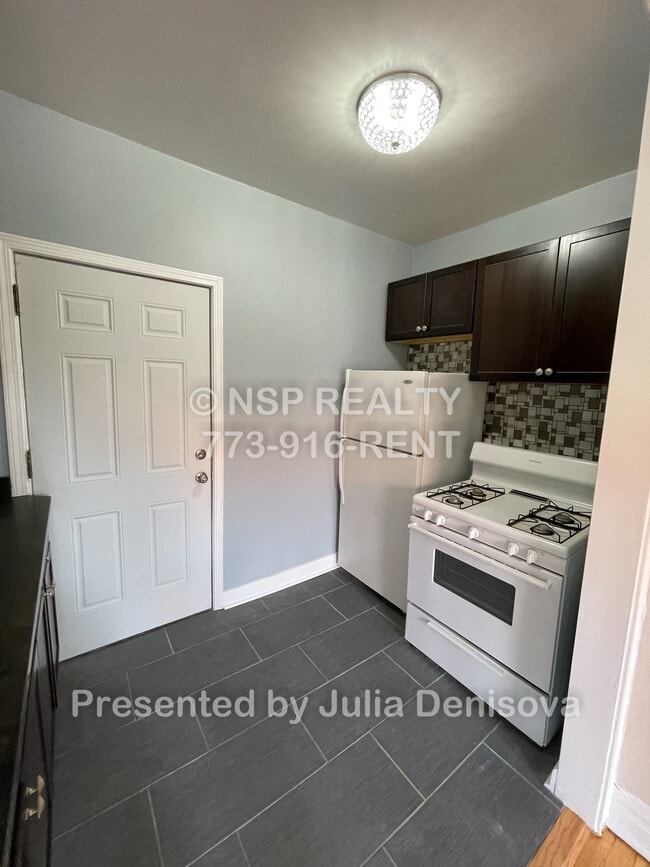 Building Photo - 4267 W Addison St