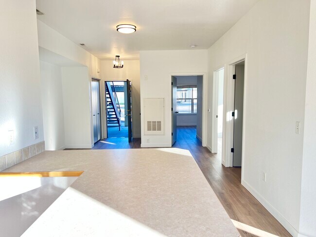 Sala de estar y puerta de entrada (vista desde la cocina) - 139 N Plummer Rd