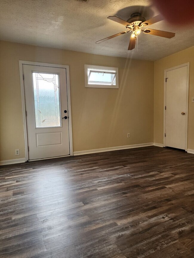 Foto del edificio - Knoxville 37938 - 3 bed 2 bath home  - call Tom Parry 865-607-3649
