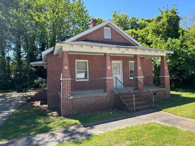 Foto del edificio - 2 Bedroom Brick House - Vouchers Accepted ...
