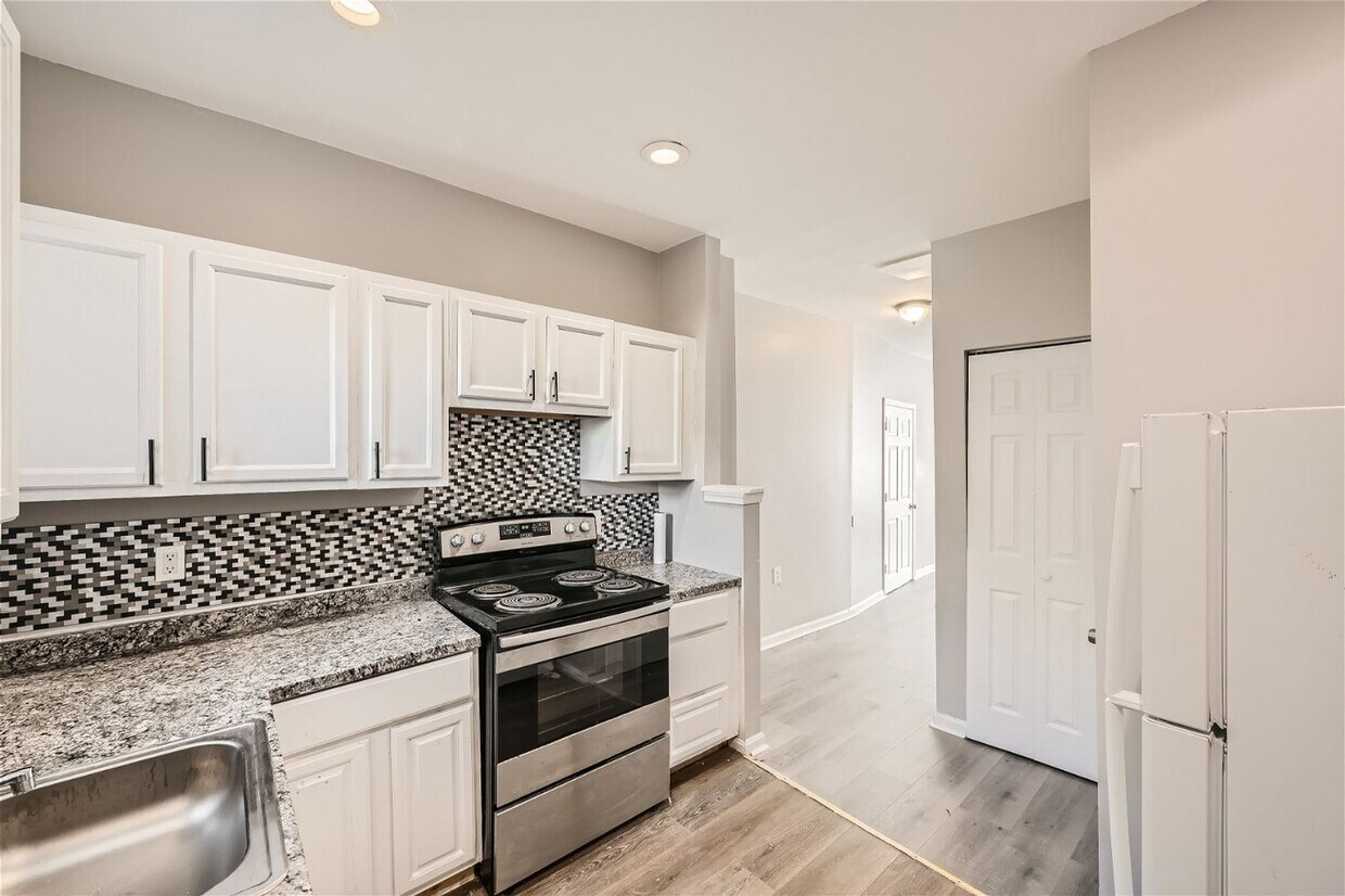 Primary Photo - 3 Beds 1.5 Baths | $1475 | 1100 Clendenin ...