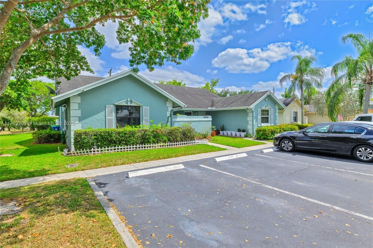 Foto principal - 4332 NW 120th Ln