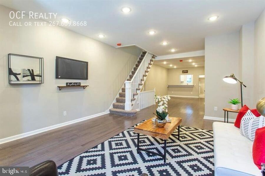 Foto principal - Three Bed Point Breeze Townhome