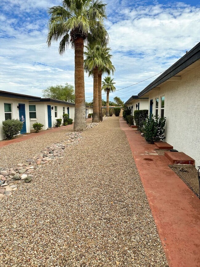 Foto del edificio - 1376 N Country Club Rd