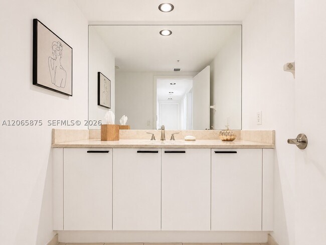 Foto del edificio - 14951 Royal Oaks Ln