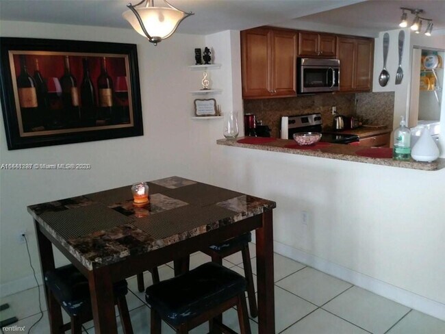 Building Photo - 3 br, 2.5 bath House - 14130 Kendale Lakes...