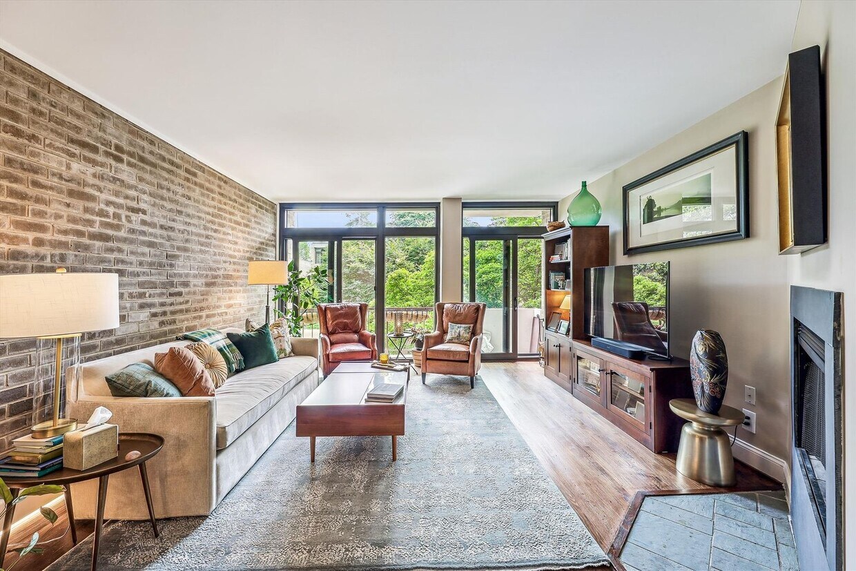 Foto principal - Chic Two-Level Condo in Prime SW Waterfron...