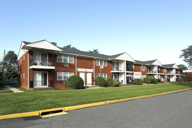 Building Photo - Strathmore Gardens Apartments