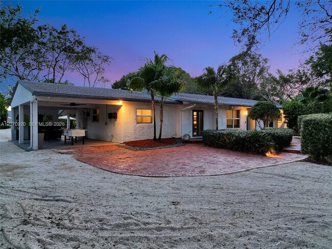 Foto del edificio - 14330 SW 20th St
