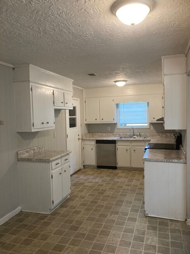 Building Photo - 3 Bedroom 2 Bath House with Double Garage ...