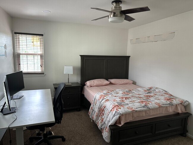 Foto del edificio - 1234 Churchill Ct