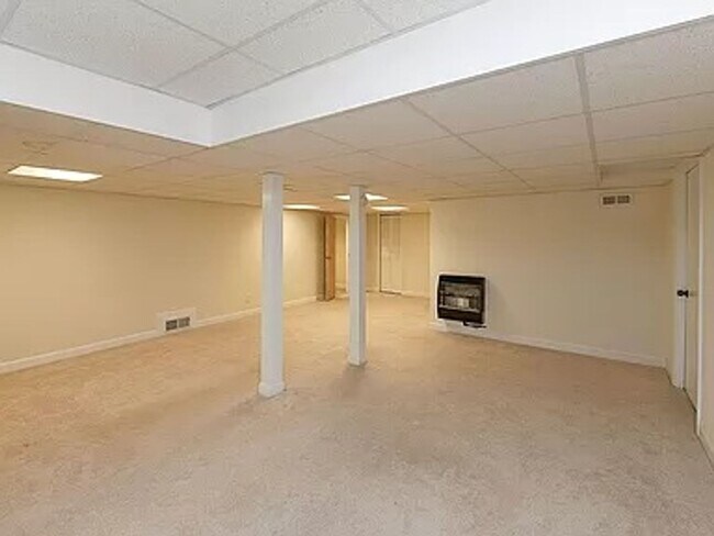 Building Photo - Spacious 4 br 3 bath home for rent