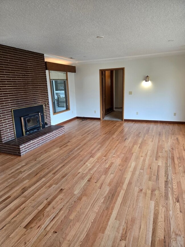 Building Photo - 1 level Mid Century Beauty! 3 Bd/ 3 ba Main Floor Unit